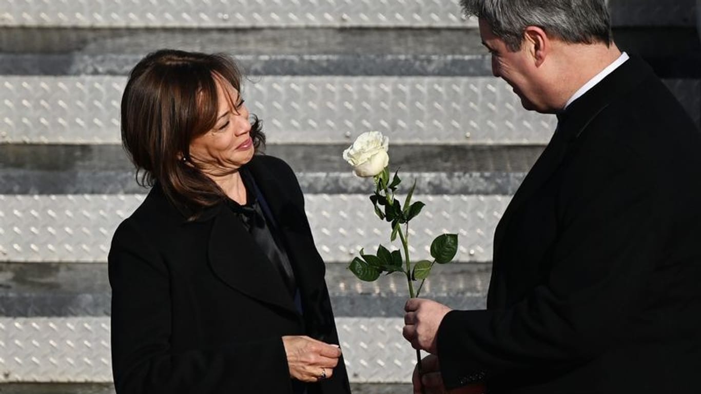 Bayerns Ministerpräsident Markus Söder überreicht US-Vizepräsidentin Kamala Harris bei ihrer Ankunft in München eine weiße Rose: Was steckt hinter der Geste?
