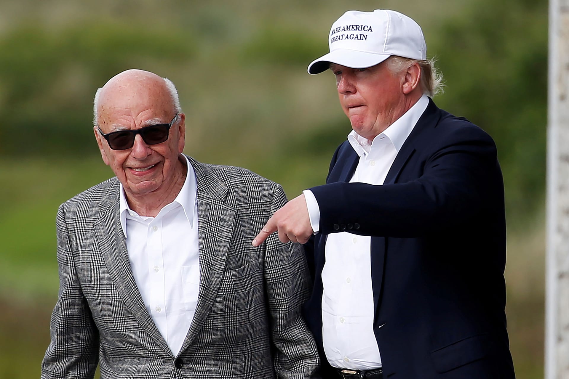 Donald Trump mit Medienmogul Rupert Murdoch (r.) auf einem Golfplatz in Aberdeen (Archivbild).