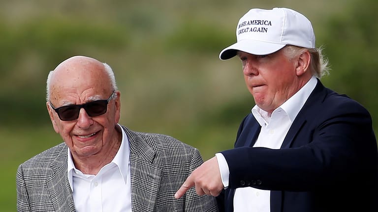 Donald Trump mit Medienmogul Rupert Murdoch (r.) auf einem Golfplatz in Aberdeen (Archivbild).