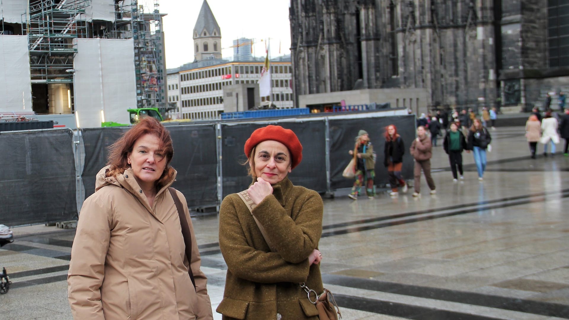 Die Stadtführerinnen Angela Schlösser (l.) und Parthena Pauli kritisieren unter anderem das triste Erscheinungsbild an langwierigen Baustellen, wie etwa dem Dom-Hotel, sowie das Fehlen von Überquerungshilfen im unmittelbaren Domumfeld, beispielsweise hinter dem Römerweg Richtung Philharmonie.