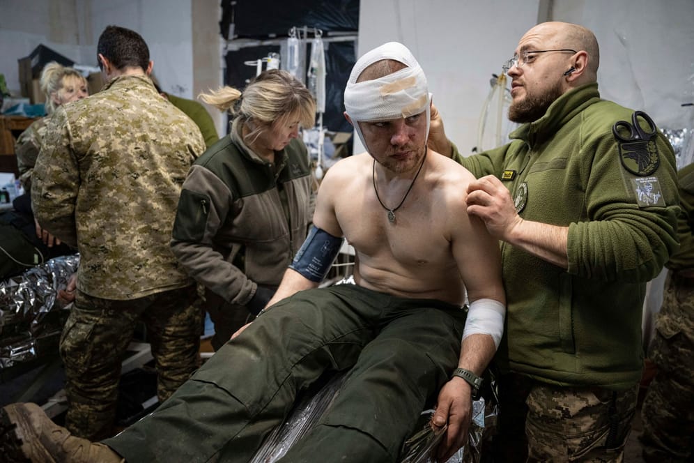 Ein ukrainischer Militärsanitäter behandelt einen verwundeten Kameraden: Die Lage für die Ukrainer wird in Bachmut immer schwieriger.