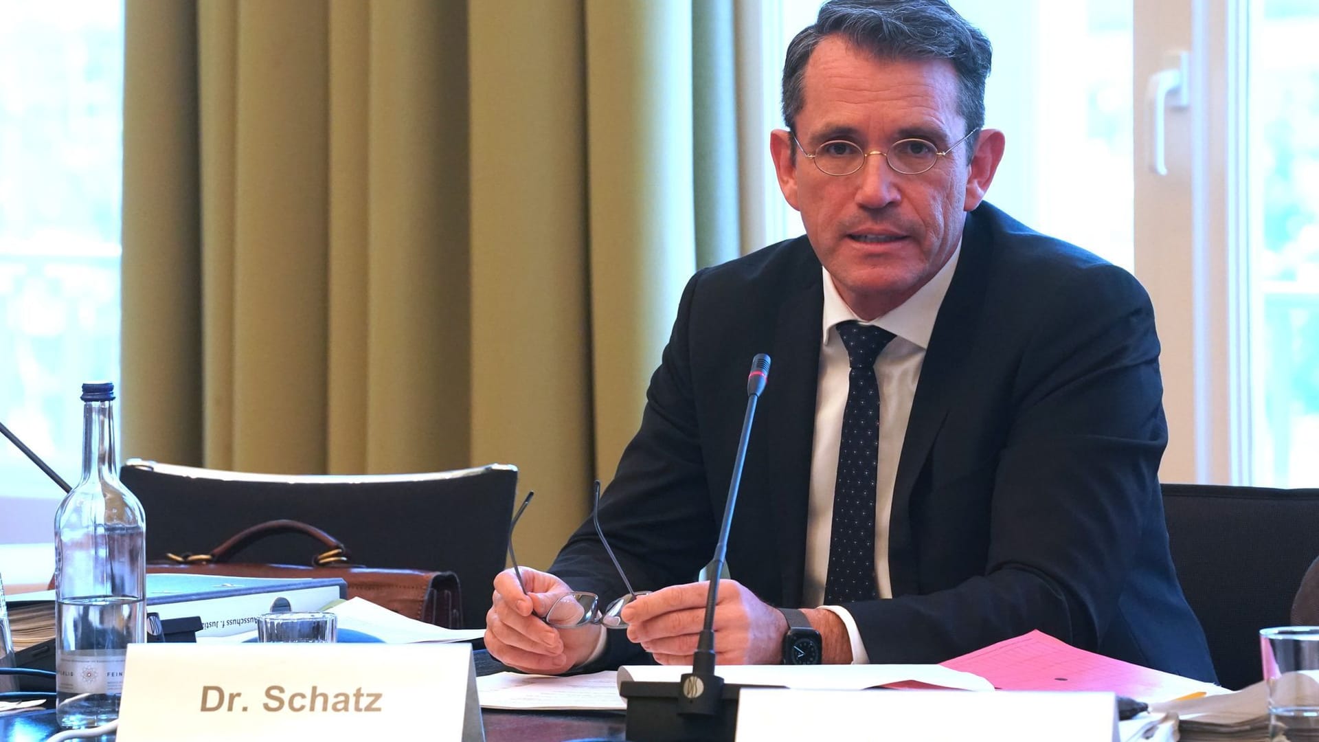 Der Hamburger Justizstaatsrat Holger Schatz (SPD) spricht im Innen- und Rechtsausschuss des Landtags: Er wehrt sich gegen alle Vorwürfe. Der Hamburger Justizstaatsrat Holger Schatz (SPD) spricht im Innen- und Rechtsausschuss des Landtags: Er wehrt sich gegen alle Vorwürfe.