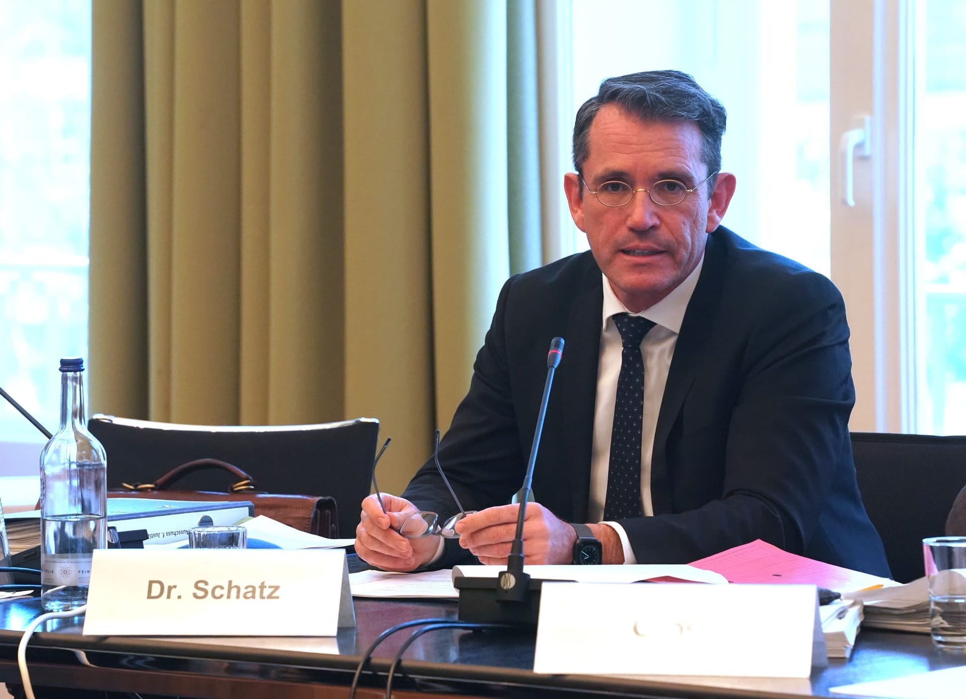 Der Hamburger Justizstaatsrat Holger Schatz (SPD) spricht im Innen- und Rechtsausschuss des Landtags: Er wehrt sich gegen alle Vorwürfe.