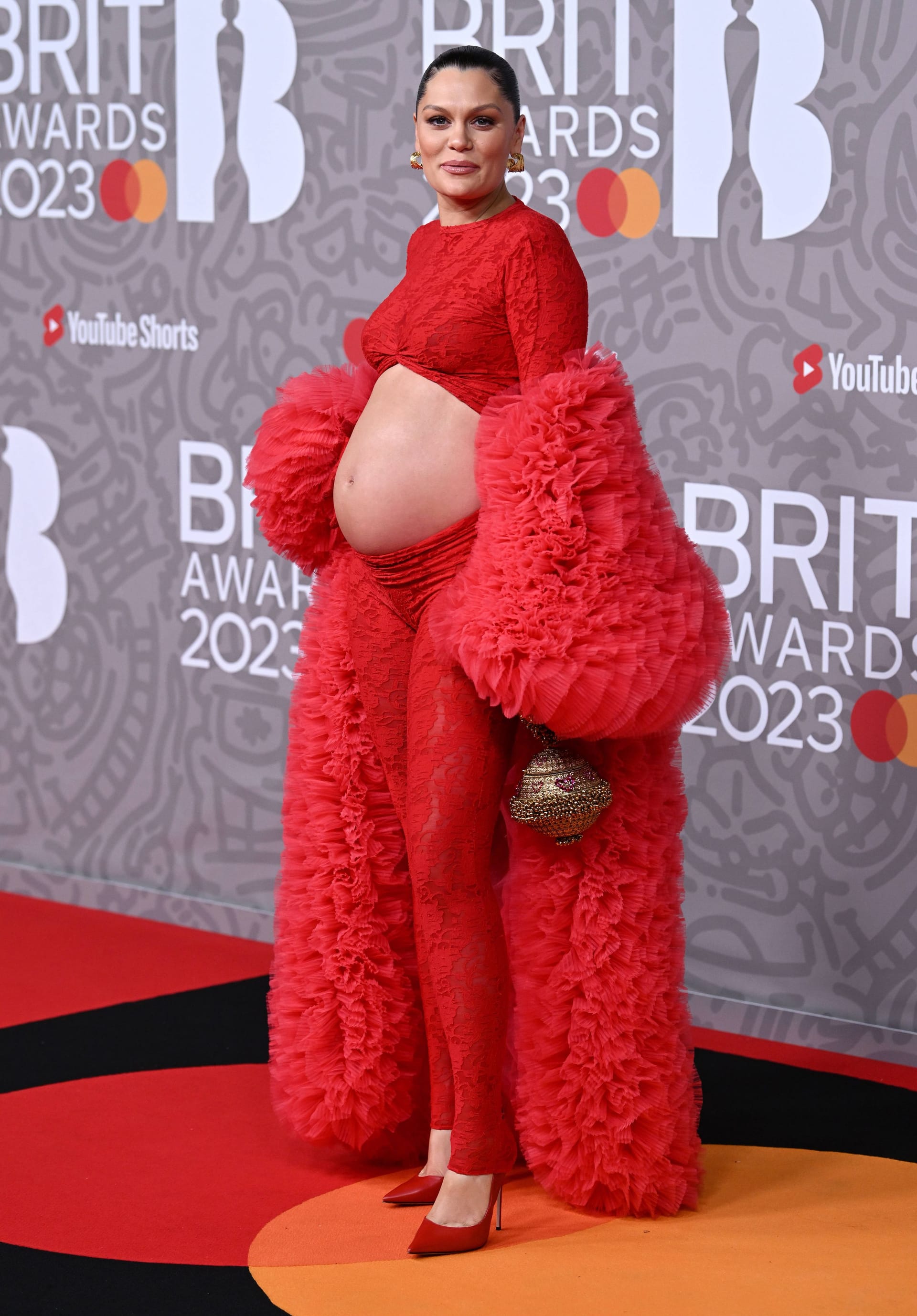 Jessie J zeigte ebenfalls ihren Babybauch. Die Sängerin trug drumherum aber Rot.