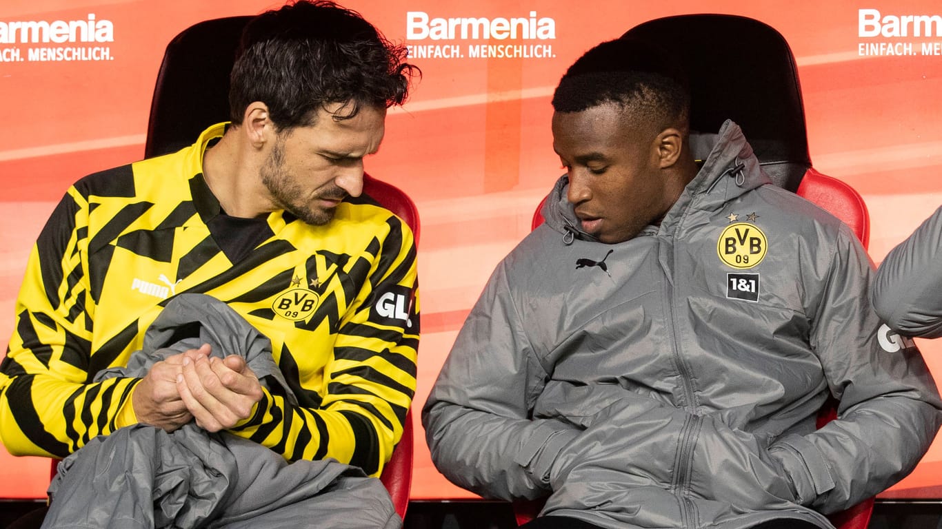 Mats Hummels neben Youssoufa Moukoko (r.) auf der Bank: Beim BVB kam er zuletzt kaum auf Einsatzminuten.