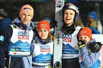Überglücklich: Das deutsche Skisprung-Mixed-Team um Karl Geiger, Selina Freitag, Andreas Wellinger und Katharina Althaus (v. li.).