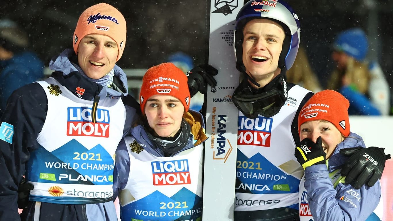 Überglücklich: Das deutsche Skisprung-Mixed-Team um Karl Geiger, Selina Freitag, Andreas Wellinger und Katharina Althaus (v. li.).