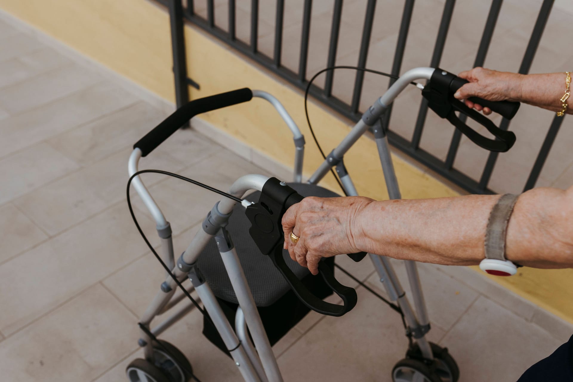 Seniorin am Rollator: Die Pflege in einem Heim wird immer teurer.