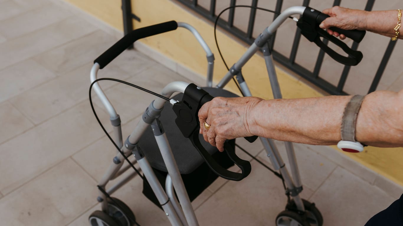 Seniorin am Rollator: Die Pflege in einem Heim wird immer teurer.