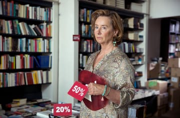 Juliane Mai (Imke Büchel), Besitzerin eines Geschäfts mit Familientradition, muss im Rahmen einer Insolvenz den Ausverkauf ihrer Waren organisieren.