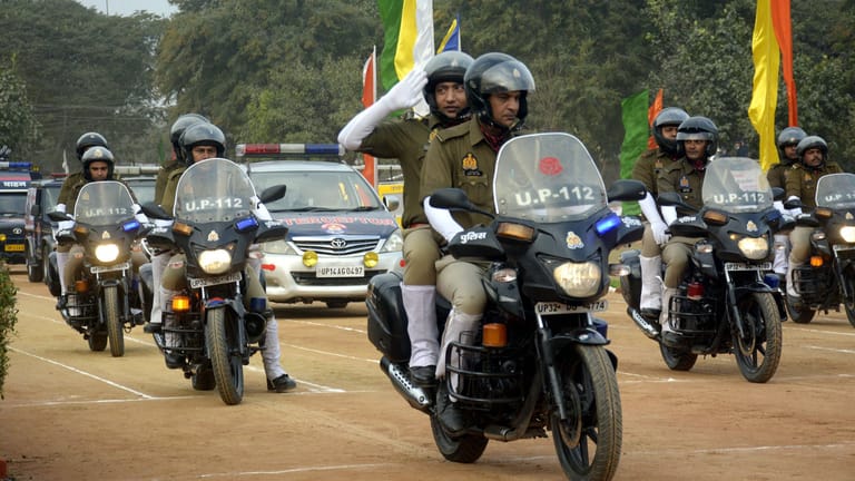 Die Polizei Indiens (Archivbild): Ein Lieferant wurde verbrannt.