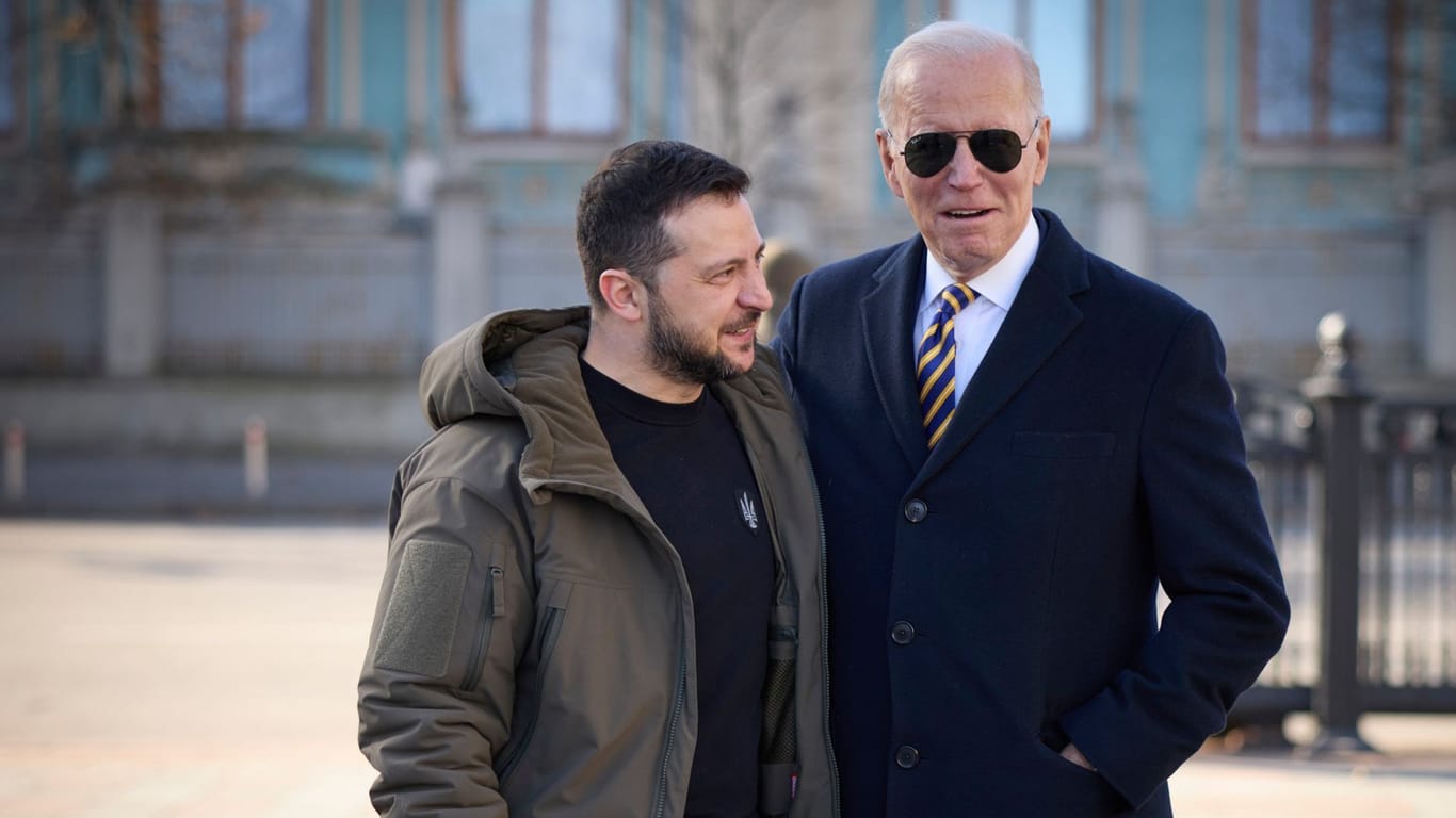 Wolodymyr Selenskyj und Joe Biden (r.): Der US-Präsident besuchte vor einer geplanten Reise nach Polen in die Ukraine.