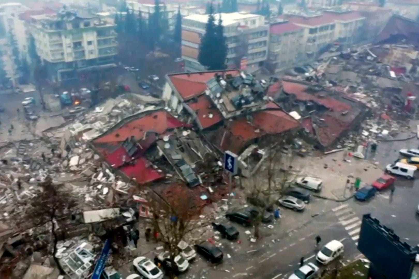 Unglaubliche Zerstörung: Drohnenaufnahmen zeigen, was die Erdbeben in der Türkei angerichtet haben.