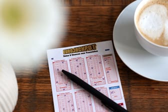 Lottoschein und Kaffeetasse (Symbolfoto): Laut Lotto Hamburg handelt es sich bei dem Gewinner von 107,5 Millionen Euro um einen Mann.