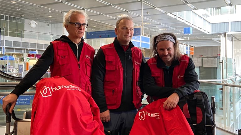Uwe Grunert (rechts) mit seinem Team am Mittwoch vor Abflug am Münchner Flughafen.
