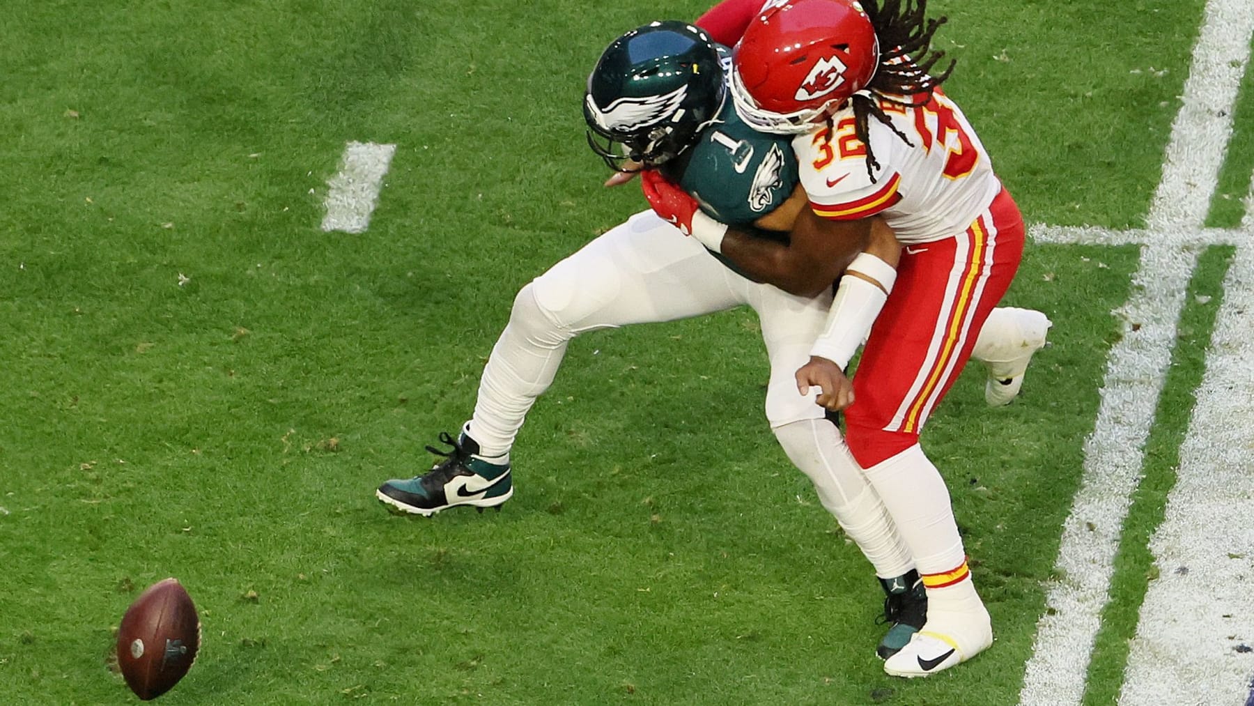 Super Bowl: Eagles trotzen Trikot-Fluch und spielen gegen Chiefs wieder in  Grün