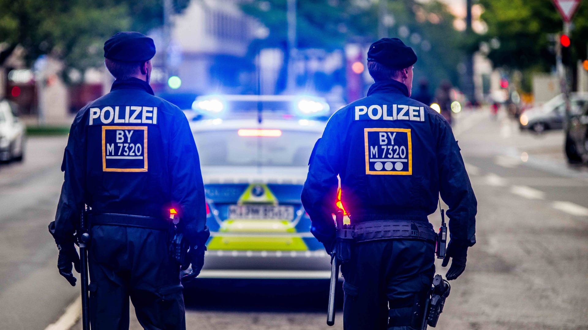 Polizisten bei einer Demonstration von Impfgegnern, Reichsbürgern und rechtsextremen Gruppen in München (Archivbild): Der Verfassungsschutz rechnete der "Reichsbürger"-Szene etwa 23.000 personen zu. Polizisten bei einer Demonstration von Impfgegnern, Reichsbürgern und rechtsextremen Gruppen in München (Archivbild): Der Verfassungsschutz rechnete der "Reichsbürger"-Szene etwa 23.000 personen zu.