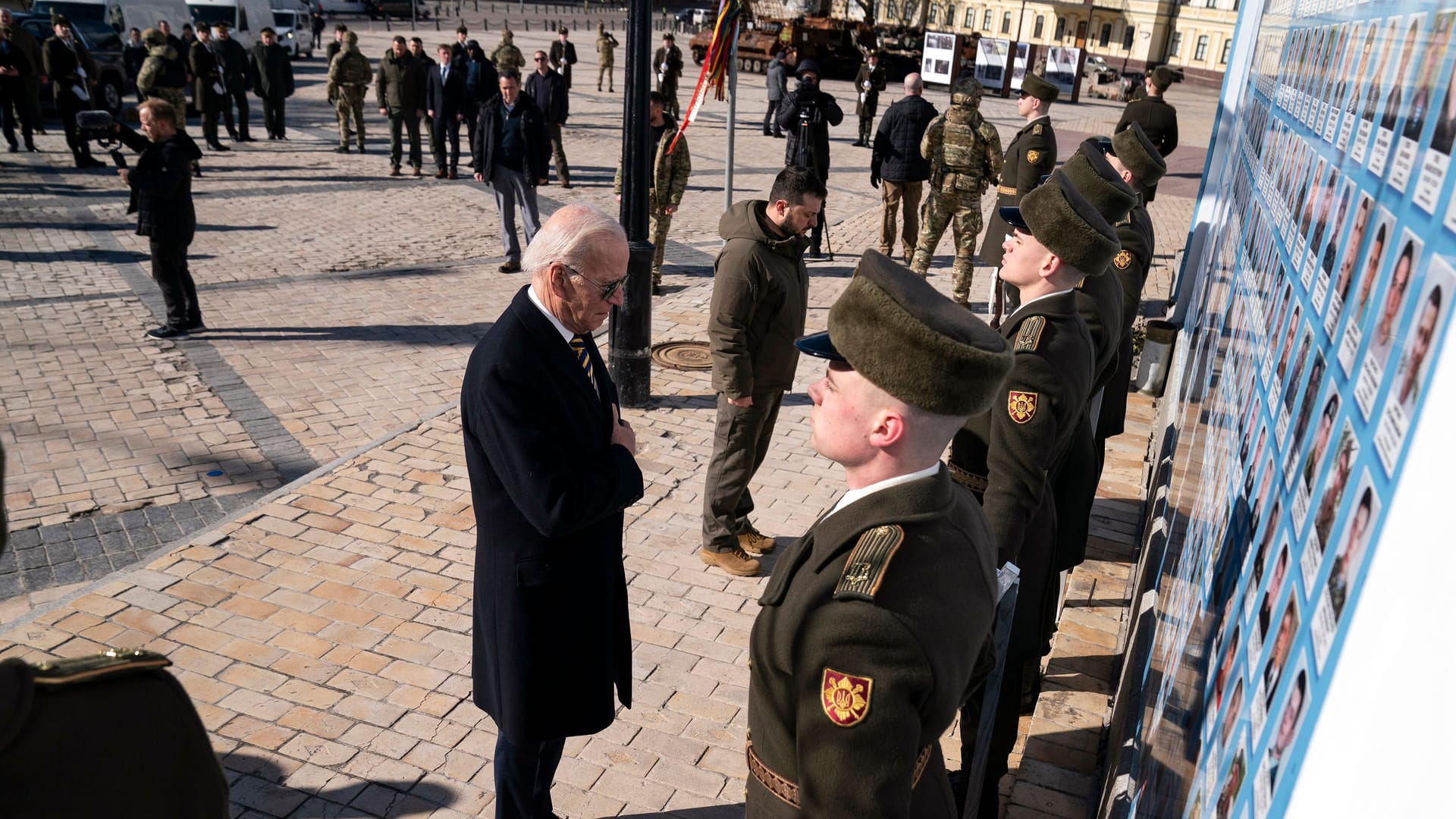 Gedenken der gefallenen ukrainischen Soldaten: Präsident Biden bei einer Kranzniederlegung mit Wolodymyr Selenskyj am Montag.