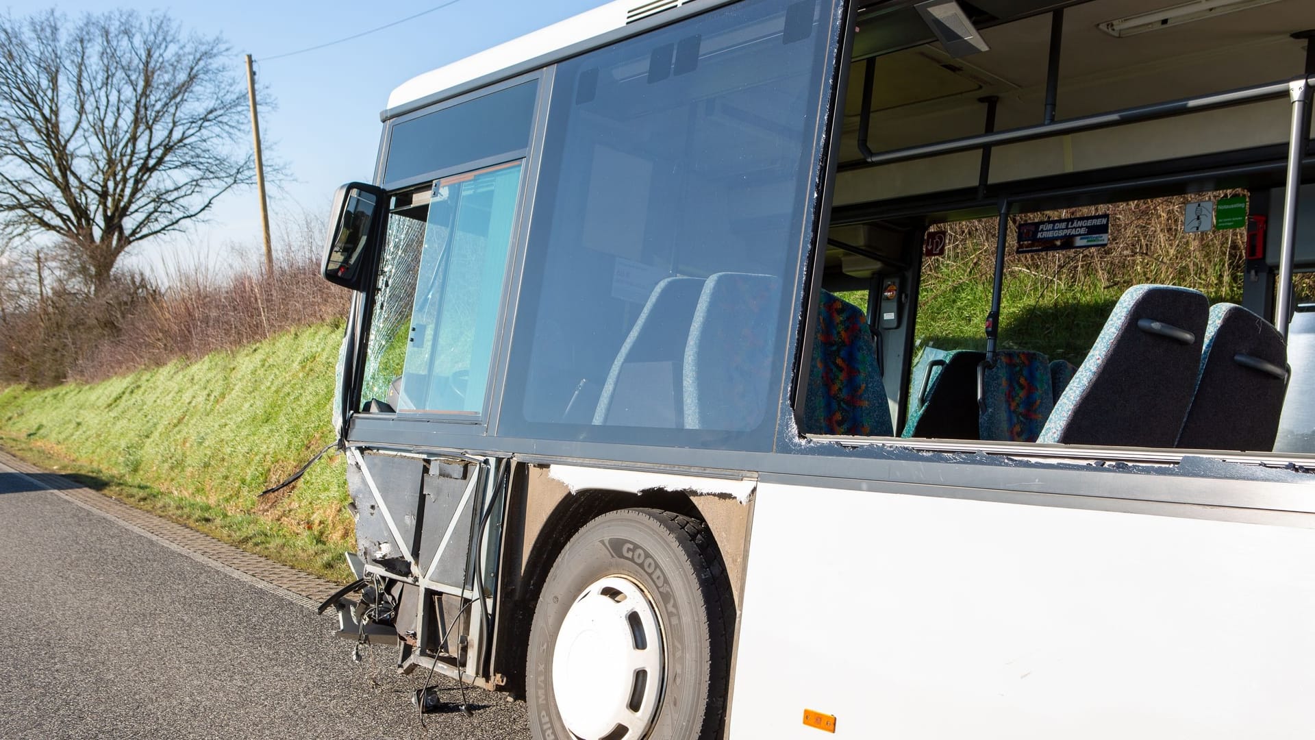 Kefenrod: Hier kam es einem Zusammenstoß zwischen einem PKW und einem Bus. Kefenrod: Hier kam es einem Zusammenstoß zwischen einem PKW und einem Bus.