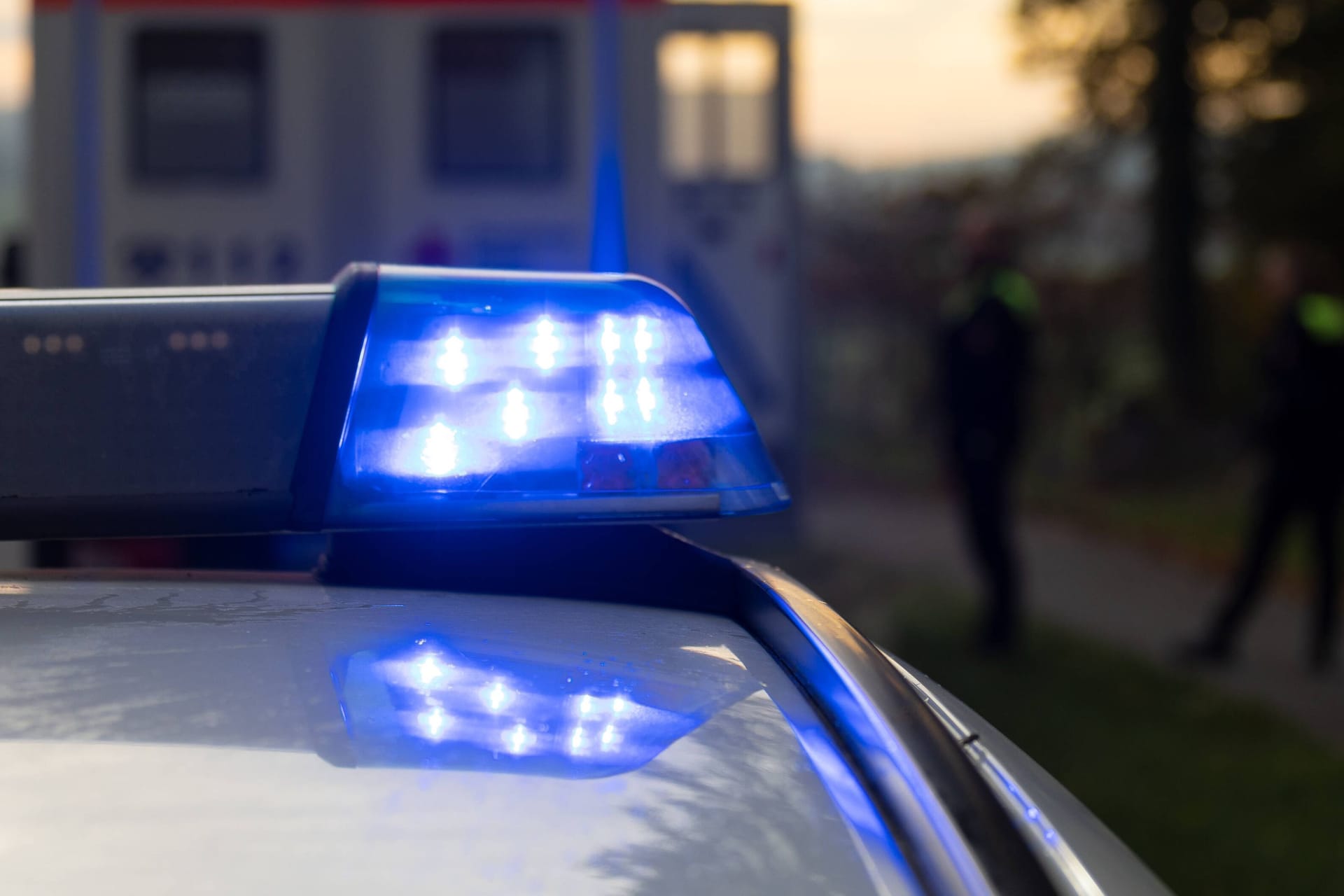 Ein Polizeiauto im Einsatz (Symbolfoto): Nach den Schüssen in Bramsche besteht laut Polizei keine Gefahr für die Öffentlichkeit.