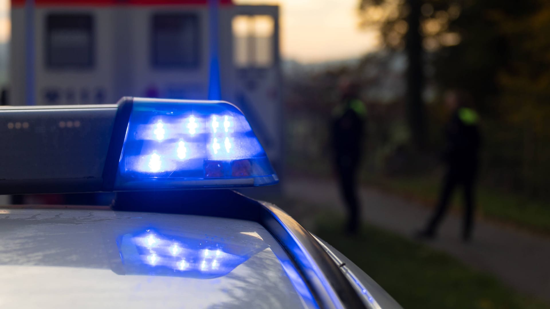 Ein Polizeiauto im Einsatz (Symbolfoto): Nach den Schüssen in Bramsche besteht laut Polizei keine Gefahr für die Öffentlichkeit.