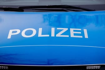 Der Polizei-Schriftzug steht auf einem Einsatzfahrzeug: Nach einem sexuellen Übergriff in Borstel sucht die Polizei Zeugen.