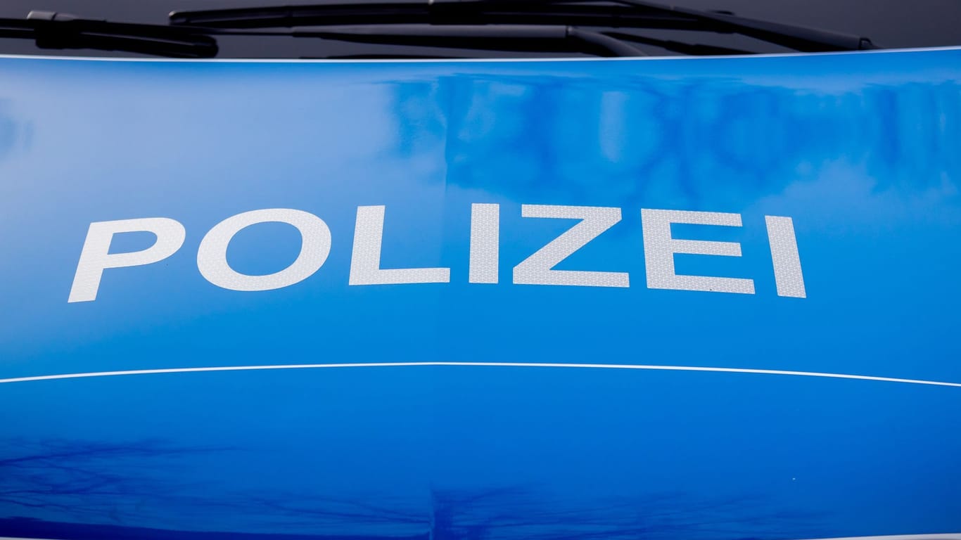 Der Polizei-Schriftzug steht auf einem Einsatzfahrzeug: Nach einem sexuellen Übergriff in Borstel sucht die Polizei Zeugen.