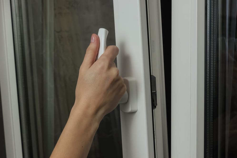 ﻿Lüften im Sommer: Nachts kann länger als am Tag gelüftet werden.