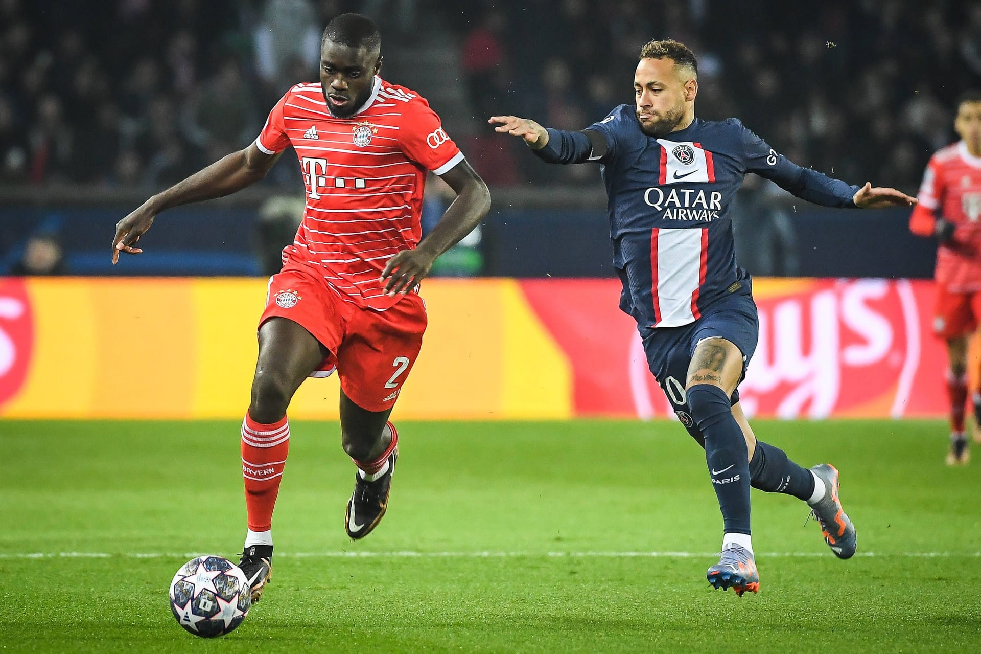 Dayot Upamecano: Agierte erneut im Zentrum der Dreierkette. Gewohnt zweikampfstark und aufmerksam. Half den Kollegen immer wieder aus der Bedrängnis. Stoppte Neymar kurz nach dem Seitenwechsel in höchster Not (59.). Lange Bayerns souveräner Abwehrchef. Note 3