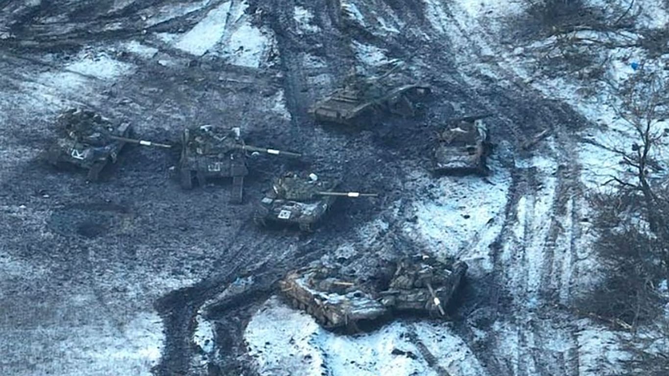 Beschädigte russische Panzer nahe Wuhledar: Im Kampf um den strategisch wichtigen Ort hat Russland hohe Verluste zu verzeichnen.