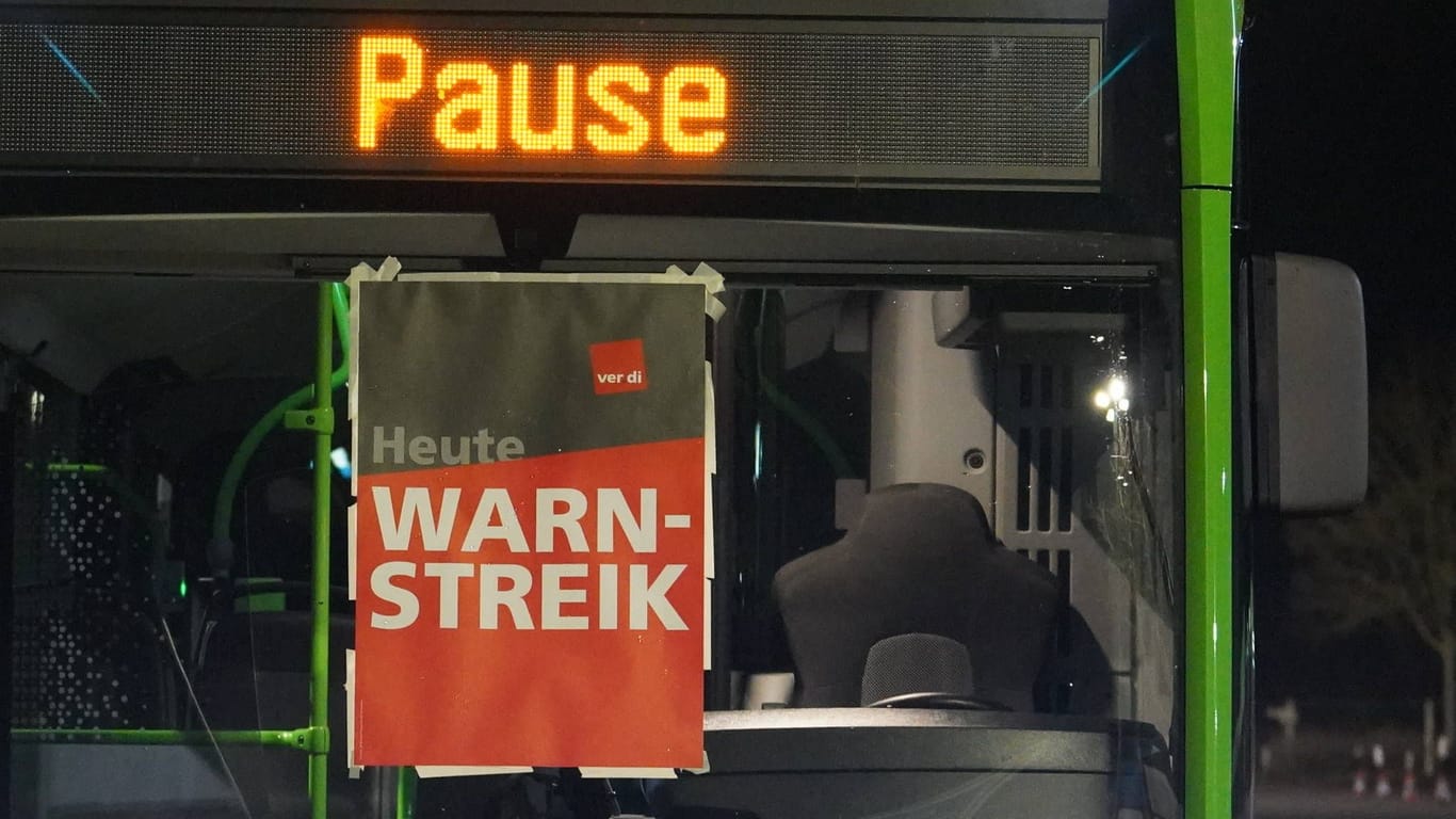Bus in Hannover: Die Gewerkschaft Ver.di fordert ein Einkommens-plus von 10,5 Prozent, mindestens aber 500 Euro mehr Lohn für die Beschäftigten des öffentlichen Dienstes.