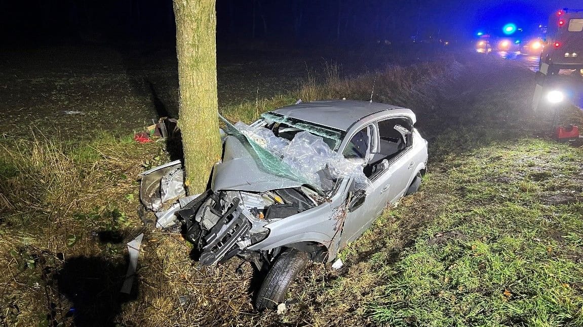 Das Auto wurde bei dem Unfall zerstört.