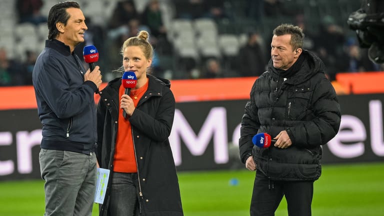 Tabea Kemme beim Spiel in Gladbach: Die Ex-Nationalspielerin und Sky-Expertin erlebte schon vor dem Anpfiff einiges.