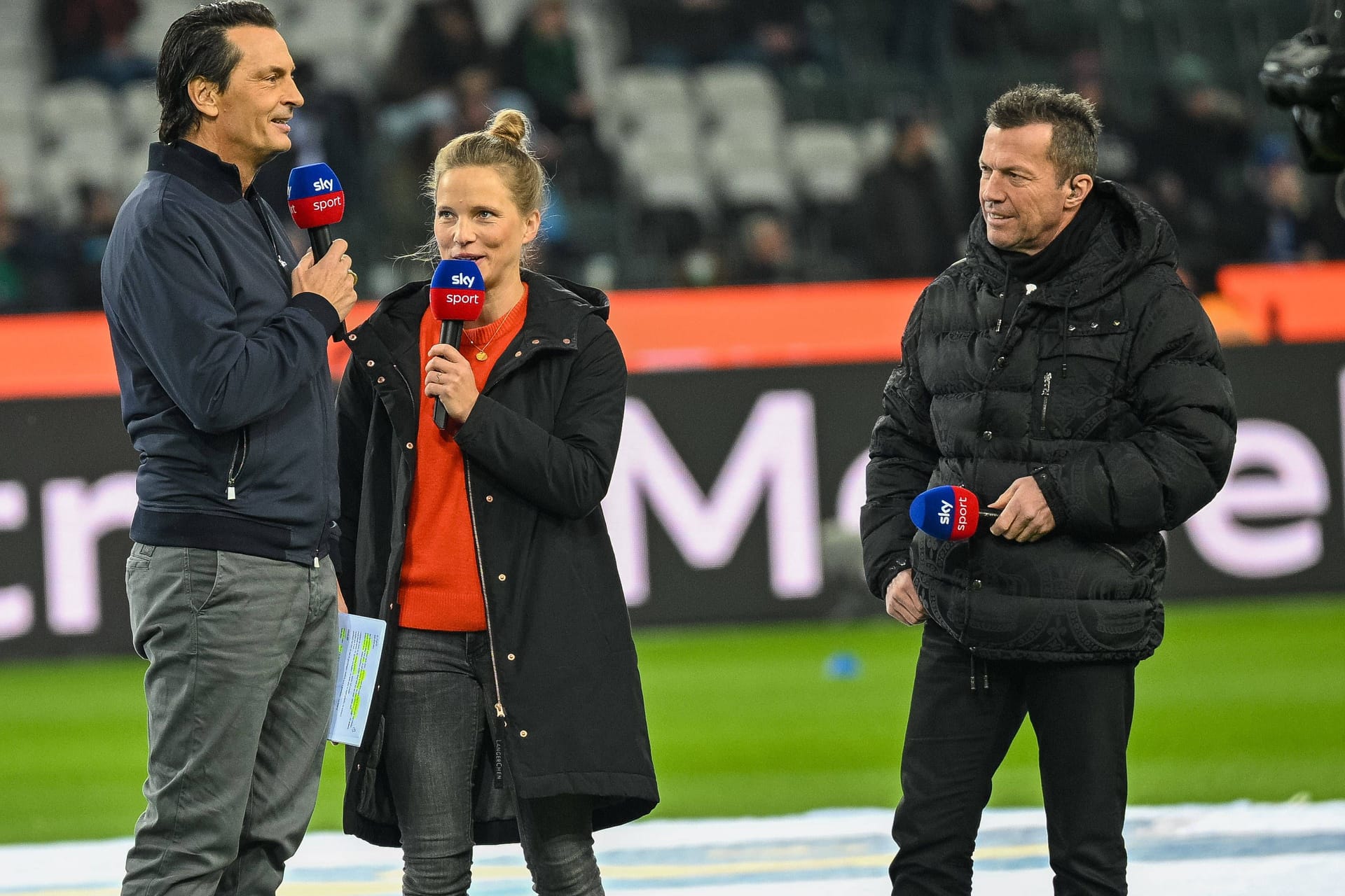 Tabea Kemme beim Spiel in Gladbach: Die Ex-Nationalspielerin und Sky-Expertin erlebte schon vor dem Anpfiff einiges.