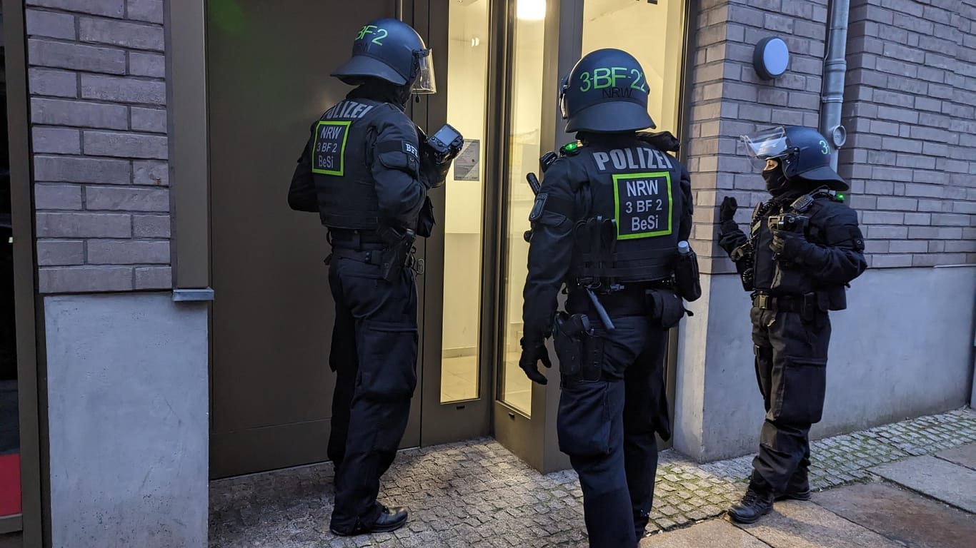 Mehrere Zwischenfälle: Die Polizei sichert Hauseingänge in der Schweriner Straße.