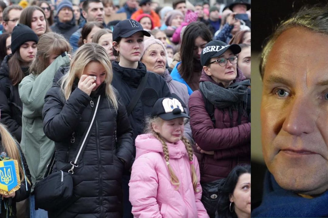 Demonstranten auf dem Altmarkt können nicht mehr an sich halten und brachen in Tränen aus: Ganz anders war die Stimmung auf der Demo auf dem Theaterplatz mit Björn Höcke als Redner.