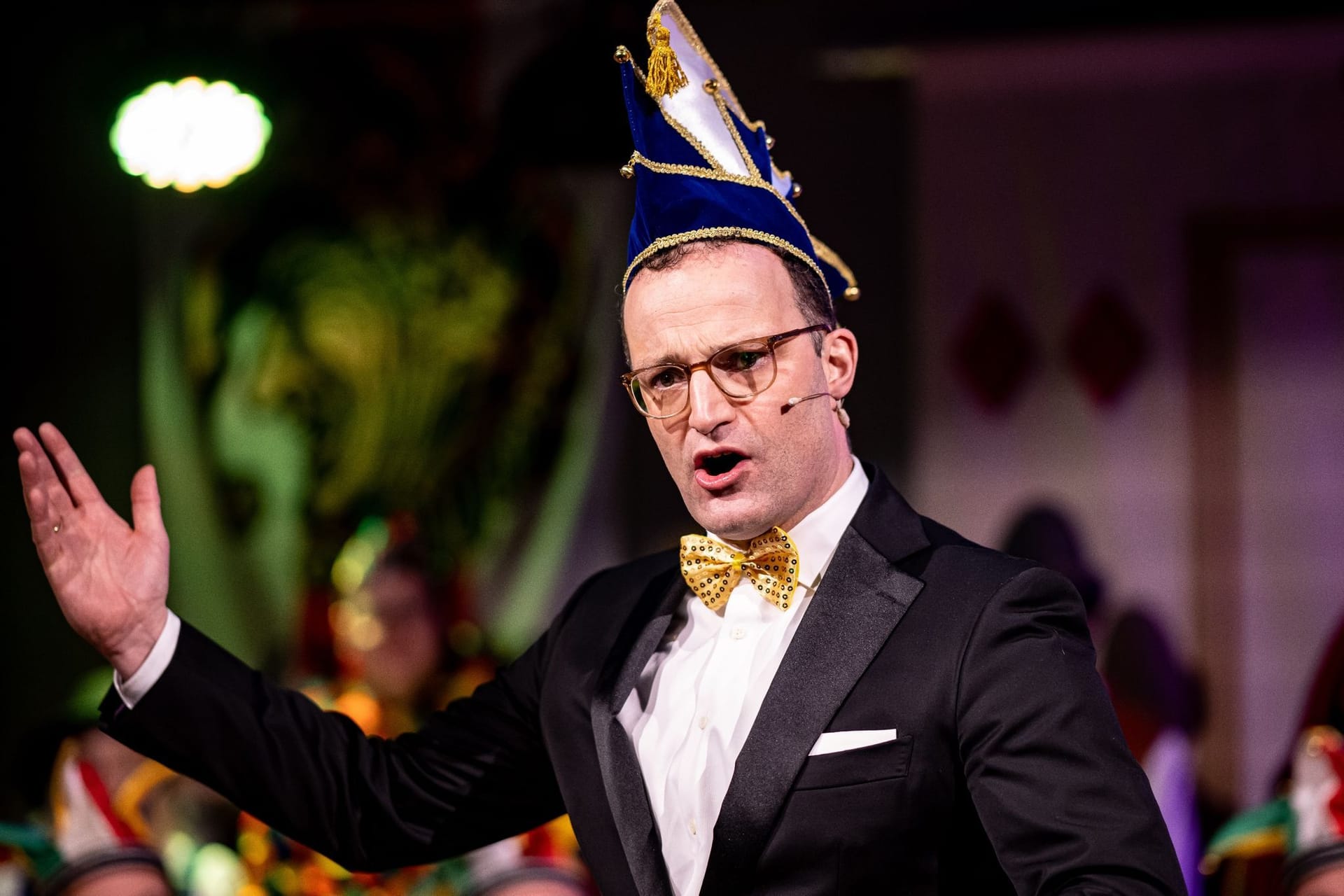 "Lieber ein Flugzwerg aus dem Sauerland als eine Giftzwergin aus Düsseldorf", sagte Jens Spahn (CDU) am Rande der Karneval-veranstaltung.