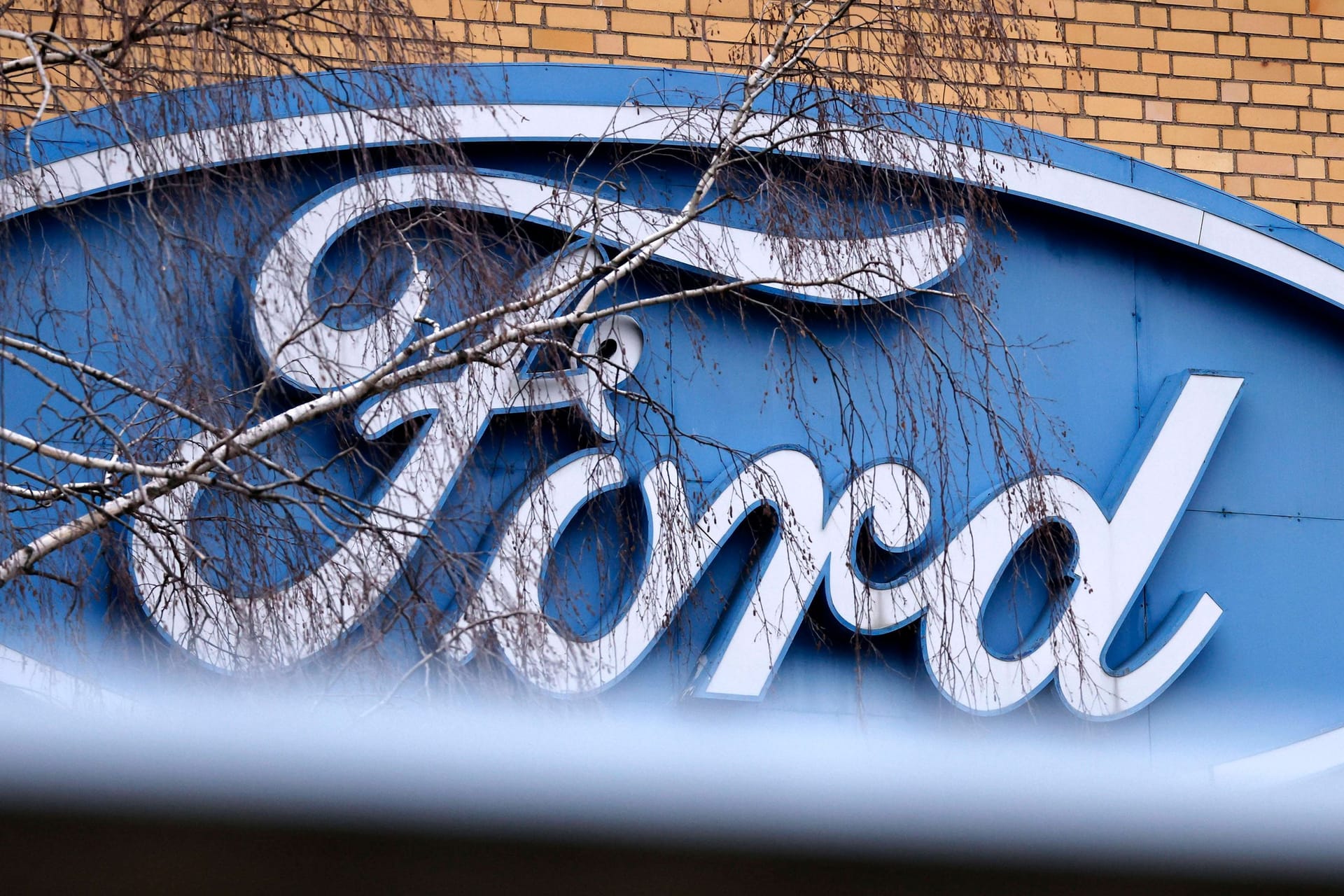 Das Logo des Autobauers Ford an seinem Standort in Köln: Der Autobauer will an seinem Kölner Standort offenbar im großen Stil Jobs abbauen. Das Logo des Autobauers Ford an seinem Standort in Köln: Der Autobauer will an seinem Kölner Standort offenbar im großen Stil Jobs abbauen.