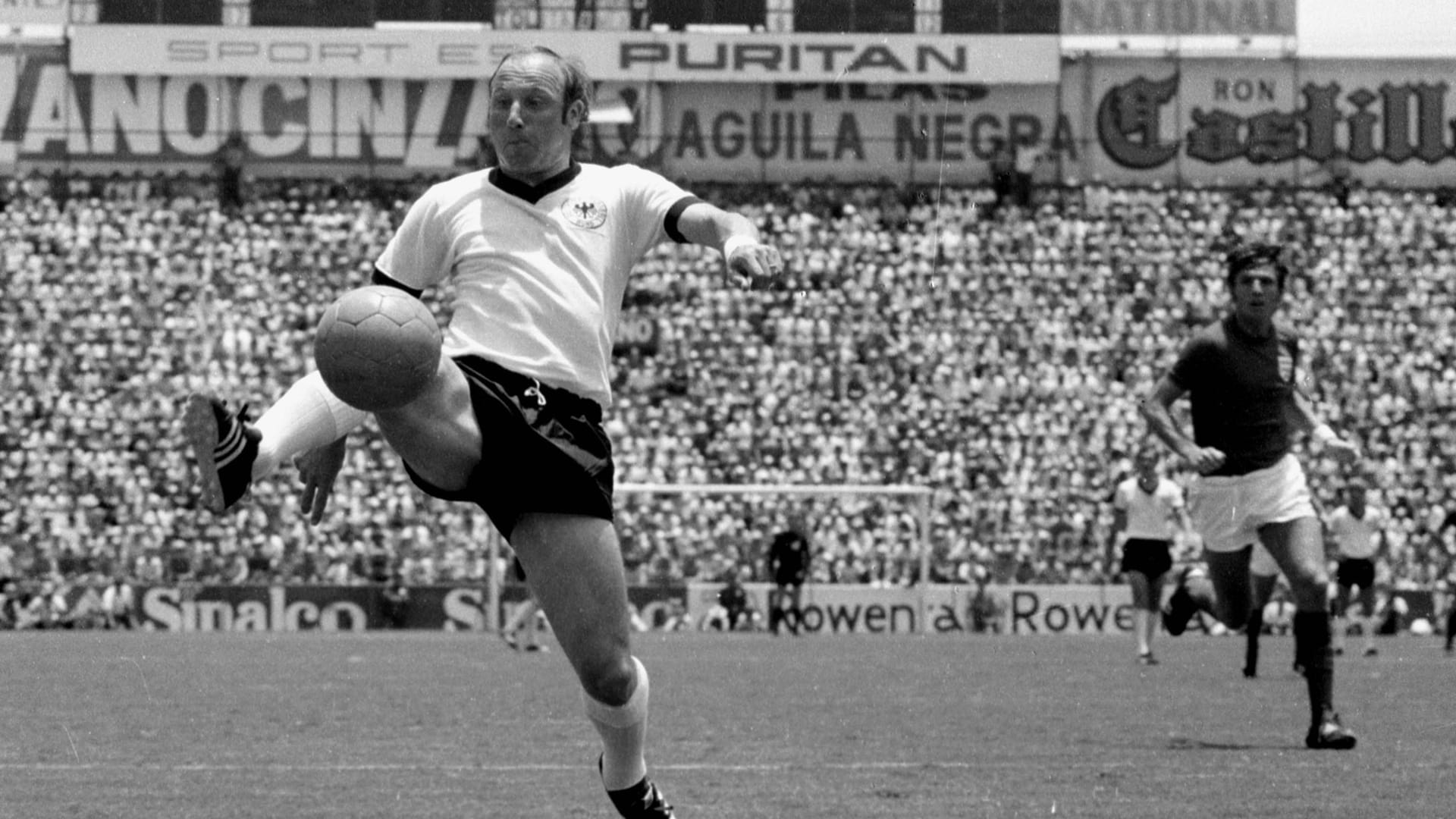 Uwe Seeler bei der WM1970 im Viertelfinale gegen England (Archivbild): "Uns Uwe" wurde in die Hall of Fame der DFB-Elf aufgenommen.