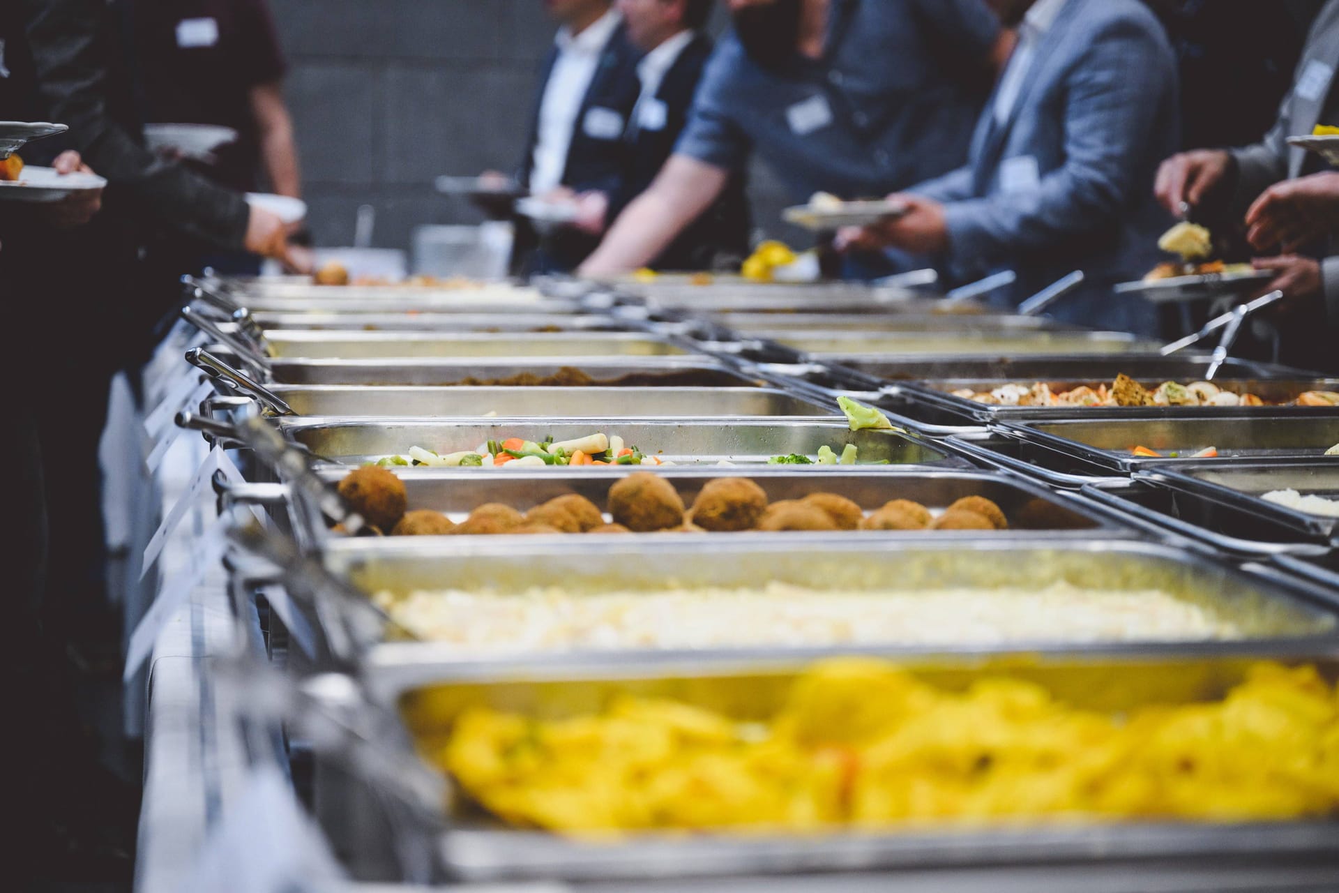 Speisenauswahl bei einem Buffet: Wer mehr Gemüse und Salat auf seinem Teller hat, fühlt sich nach dem Essen nicht ganz so schwer.