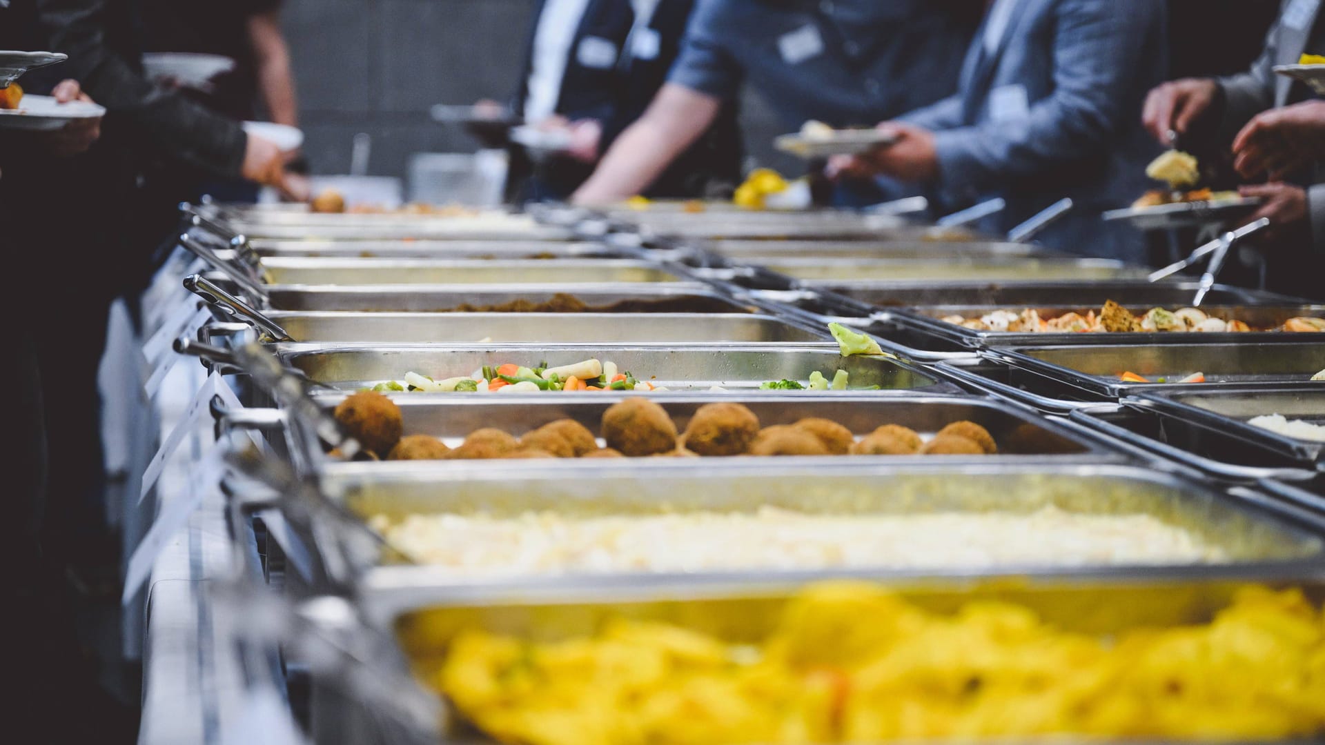 Speisenauswahl bei einem Buffet: Wer mehr Gemüse und Salat auf seinem Teller hat, fühlt sich nach dem Essen nicht ganz so schwer.