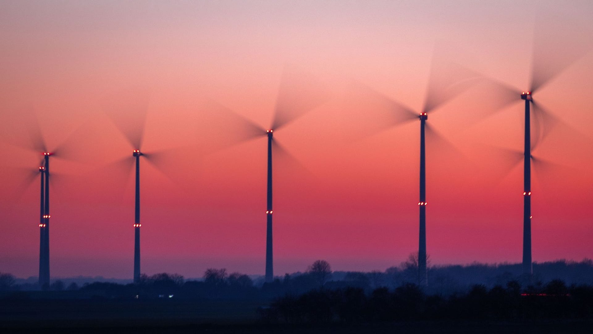 Die Rotoren von Windkraftanlagen drehen sich (Symbolfoto): Rund 85 Kilometer vor der Insel sollen sie aufgestellt werden. Die Rotoren von Windkraftanlagen drehen sich (Symbolfoto): Rund 85 Kilometer vor der Insel sollen sie aufgestellt werden.