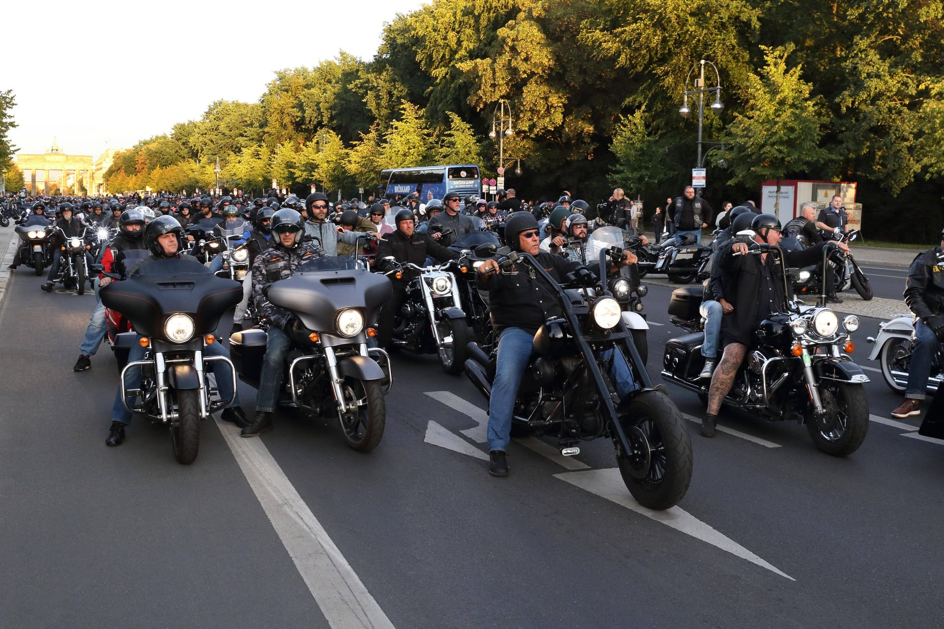 Hells Angels Motorrad-Korso durch Berlin (Archivbild): In Niedersachsen breiten sich verschiedene Motorradclubs immer weiter aus.