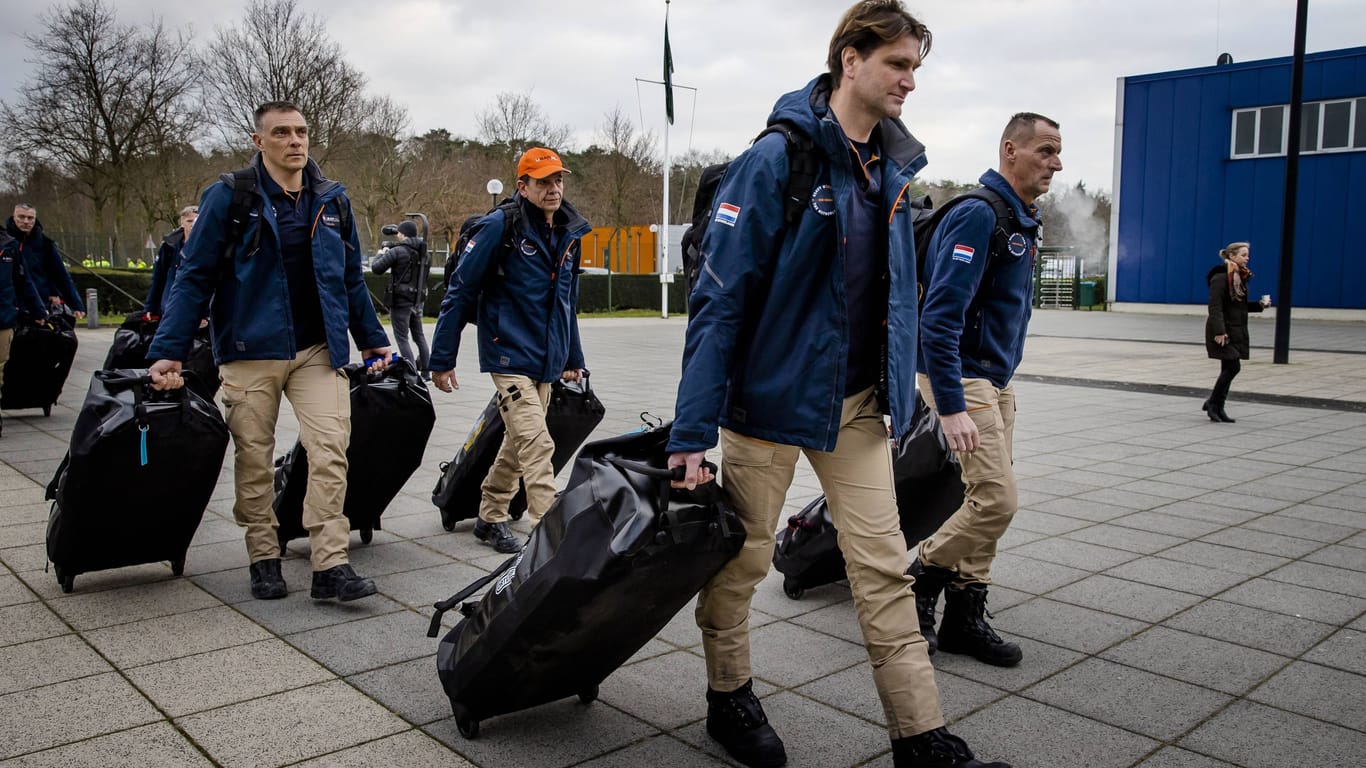 Rettungskräfte aus den Niederlanden auf dem Weg in die Türkei: Mehrere Staaten haben Rettungstrupps mobilisiert.