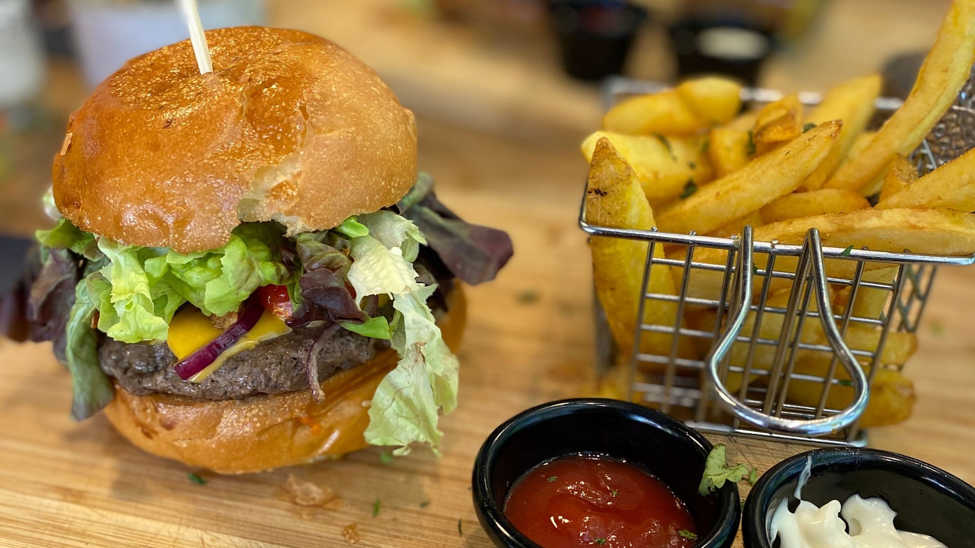 Der Sweet Cheese mit Steakhouse Pommes in der Sweet Cafeteria am Steintor.