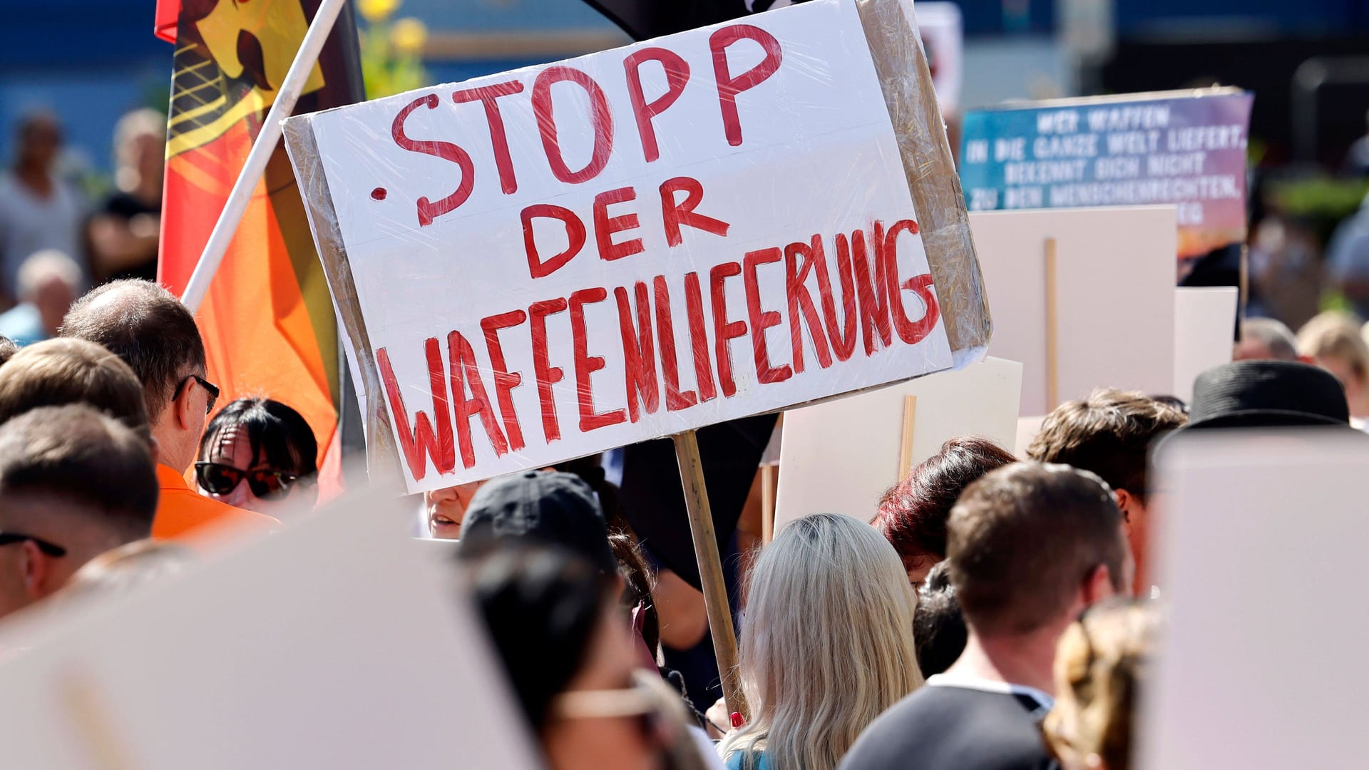 Gegen Waffenlieferungen: In Zur pro-russischen Wagenknecht-Demonstration in Berlin konnten einige Teilnehmer nicht wie geplant kommen. Sie wurden reingelegt (Archivfoto).