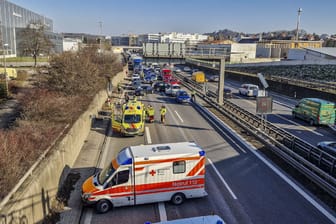 Unfall auf der A81 bei Sindelfingen: Zur Unfallaufnahme musste die Autobahn voll gesperrt werden. Es bildeten sich lange Staus.