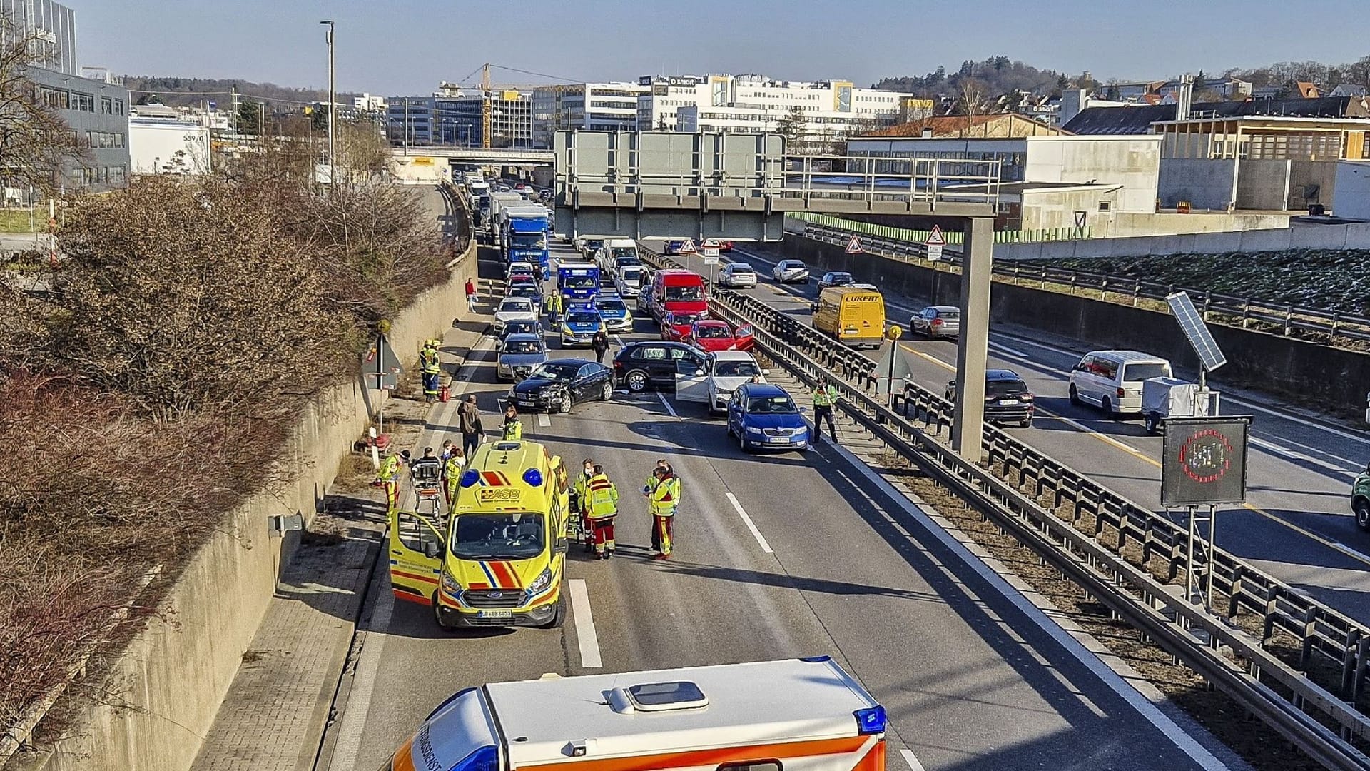 Unfall auf der A81 bei Sindelfingen: Zur Unfallaufnahme musste die Autobahn voll gesperrt werden. Es bildeten sich lange Staus.