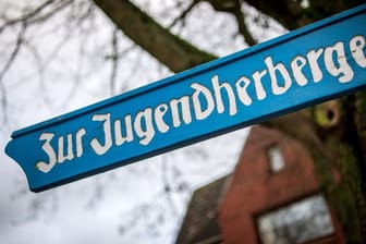Ein Schild mit der Aufschrift "Jugendherberge" (Archivfoto): Die Einrichtungen nehmen im April wieder ihren eigentlichen Betrieb auf.