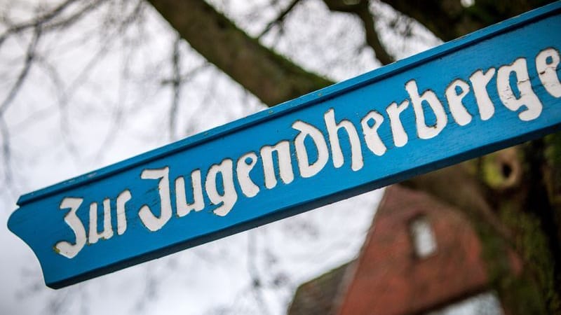 Ein Schild mit der Aufschrift "Jugendherberge" (Archivfoto): Die Einrichtungen nehmen im April wieder ihren eigentlichen Betrieb auf.